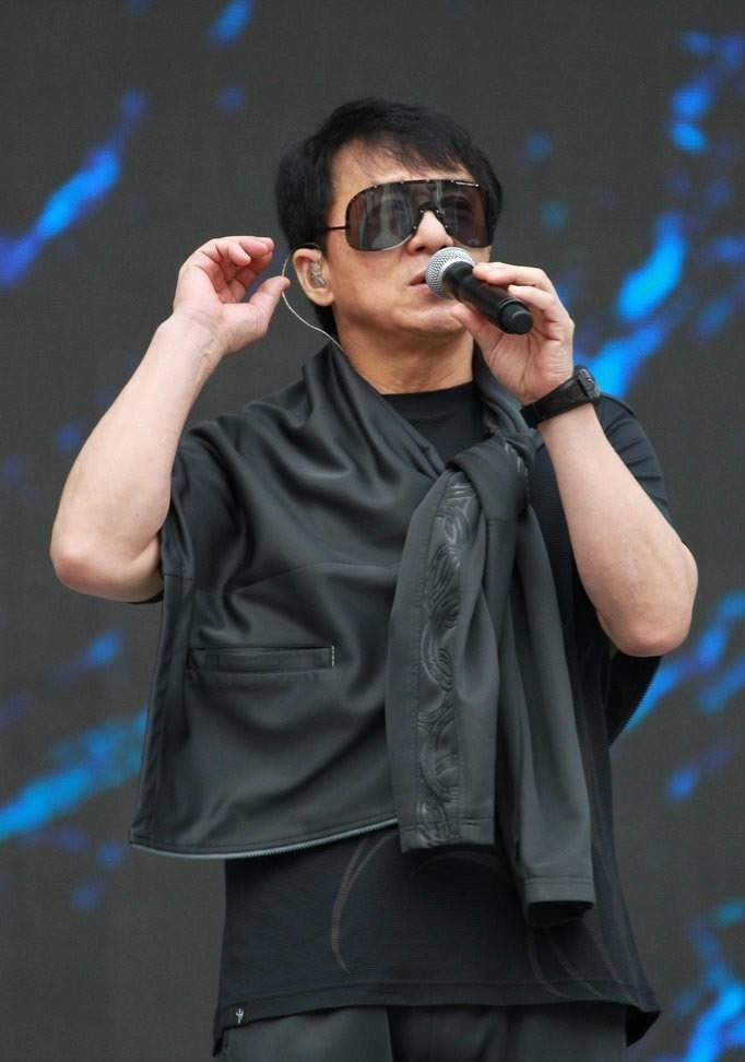 Nam diễn viên từng chia sẻ rằng khi mới làm từ thiện ông không thật lòng mà chỉ làm người đại diện cho các tổ chức từ thiện để lấy tiếng thơm.