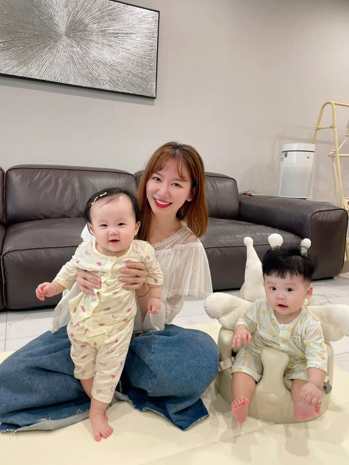 Hari Won nở nụ cười rạng rỡ khi chụp ảnh cùng cặp song sinh nhà Sam. Ảnh: FBNV