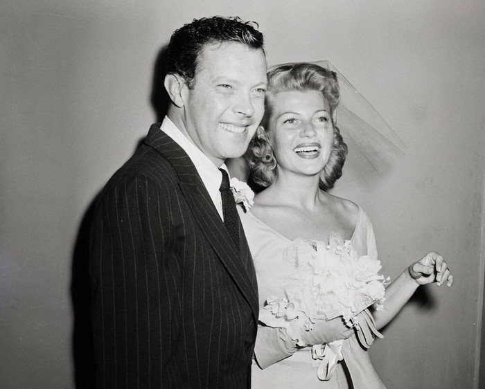 Dick Haymes không chỉ ăn bám mà còn bạo hành vợ trong khoảng thời gian họ bên nhau.