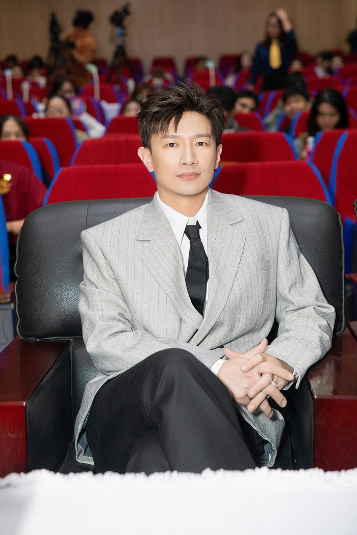 Showbiz 19/10: Dược sĩ Tiến đã có những giây phút trả lòng đầy thẳng thắn, cởi mở với SAOstar. Ảnh: FBNV