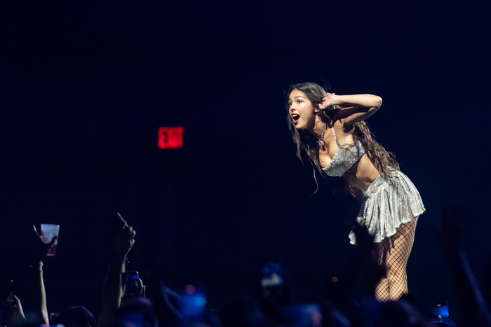 Nữ ca sĩ yêu cầu cặp đôi khán giả hôn nhau, nhận về cái kết 'muối mặt' ngay sau đó Ảnh 2