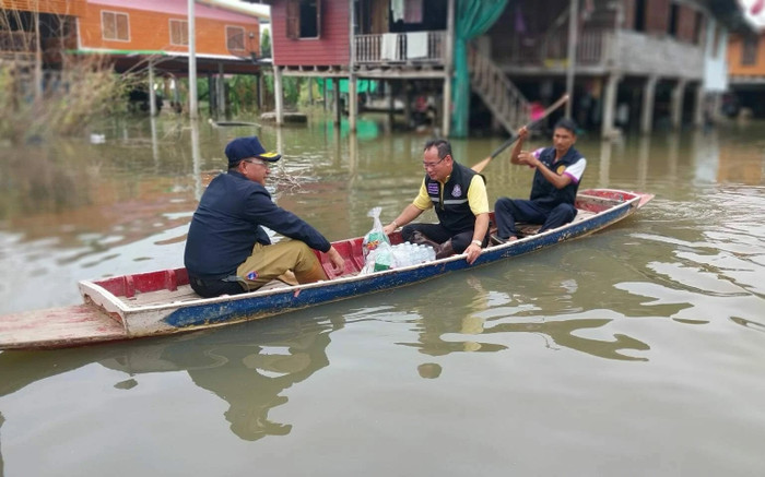 Hơn 1000 ngôi nhà bị chìm trong lũ suốt một tháng trời, bốc mùi hôi thối Ảnh 2