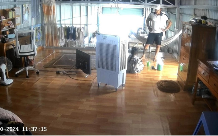 Xót xa đoạn clip chỉ vì ăn chậm bé gái bị cha bạo hành dã man Ảnh 2