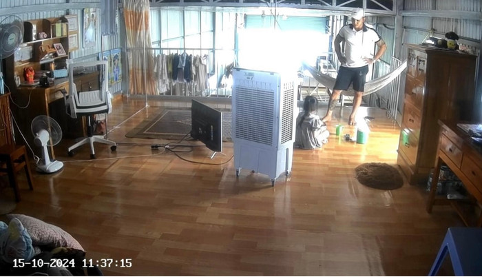 Cả mạng xã hội dậy sóng vì clip bé gái bị cha bạo hành dã man chỉ vì ăn chậm.