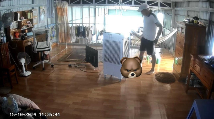 Bé gái bị người đàn ông dùng chân đạp vào đầu tới tấp gây phẫn nộ.