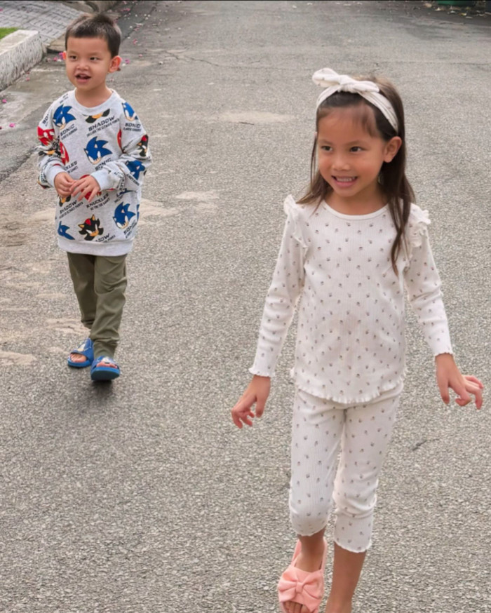 Hình ảnh mới nhất của cặp song sinh Lisa - Leon nhà Hồ Ngọc Hà. Ảnh: Instagram henrylisaleon