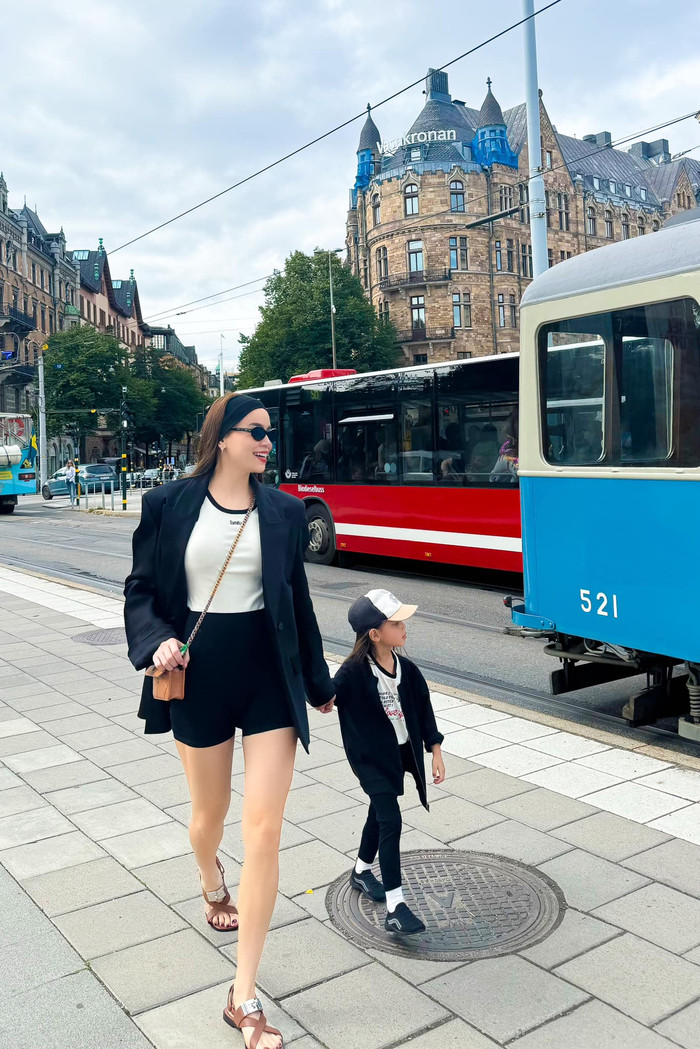 Hồ Ngọc Hà hết mực cưng chiều con gái Lisa. Ảnh: FBNV