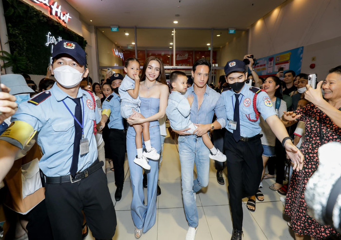 Hồ Ngọc Hà thoải mái cho các con xuất hiện ở chốn đông người. Ảnh: FBNV