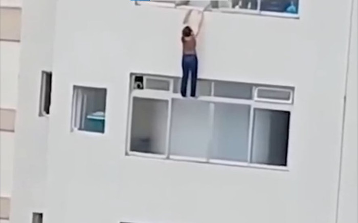 Người phụ nữ lơ lửng ở tầng 16 do cố lau kính chung cư Ảnh 2