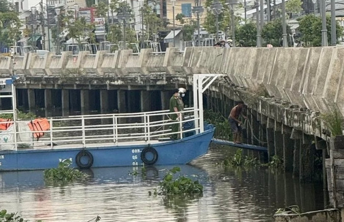 Khu vực bến phà Phú Cường được phong tỏa tạm thời để trục vớt thi thể nạn nhân.