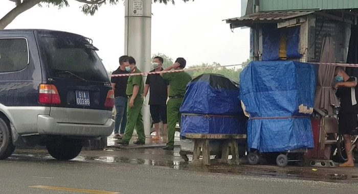 Khu vực bến phà Phú Cường được phong tỏa tạm thời để trục vớt thi thể nạn nhân - Ảnh: Tiền Phong