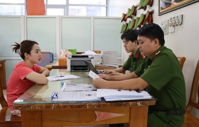 Thiếu phụ xinh đẹp tự thú sau thời gian trốn chạy.