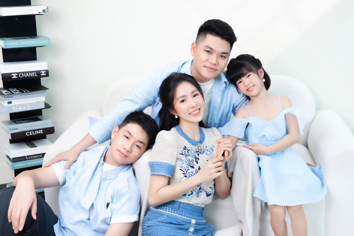 Tổ ấm của Lê Phương bên cạnh Trung Kiên cùng 2 con. Theo tiết lộ, chồng Lê Phương có mối quan hệ vô cùng tốt với con riêng của vợ.