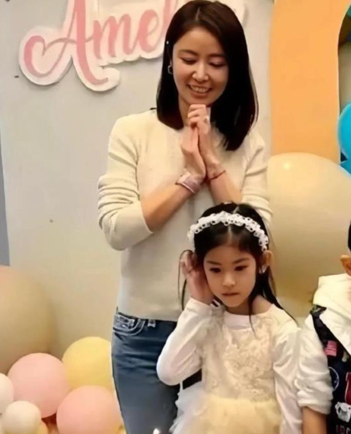 Ảnh con gái bị lộ, Lâm Tâm Như chỉ trích oan cho netizen nhưng cuối cùng cô cũng chẳng có lời xin lỗi nào.