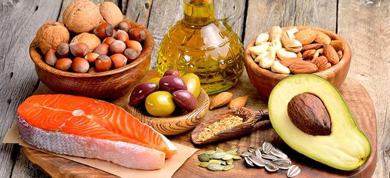 Chất béo không bão hòa đa có trong cá, hạt hướng dương, hạt chia, dầu hạt lanh...