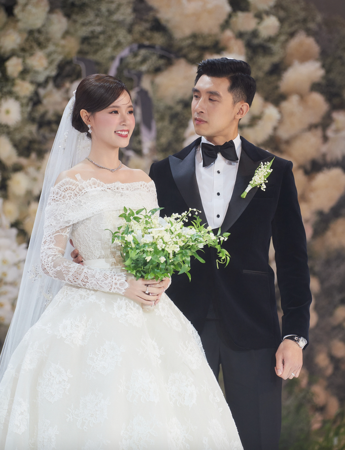 Cách đây 3 tháng, Midu và thiếu gia Minh Đạt tổ chức đám cưới, chính thức về chung một nhà. Hôn lễ của cả hai được đánh giá là sự kiện mang sức ảnh hưởng nhất nhì thời điểm đó với sự đầu tư hoành tráng cùng màn góp mặt của lượng lớn khách mời là những nghệ sĩ Vbiz đình đám. Midu chính thức bước vào cuộc sống 'dâu hào môn' sang chảnh và đủ đầy khiến nhiều người xuýt xoa ghen tị. 