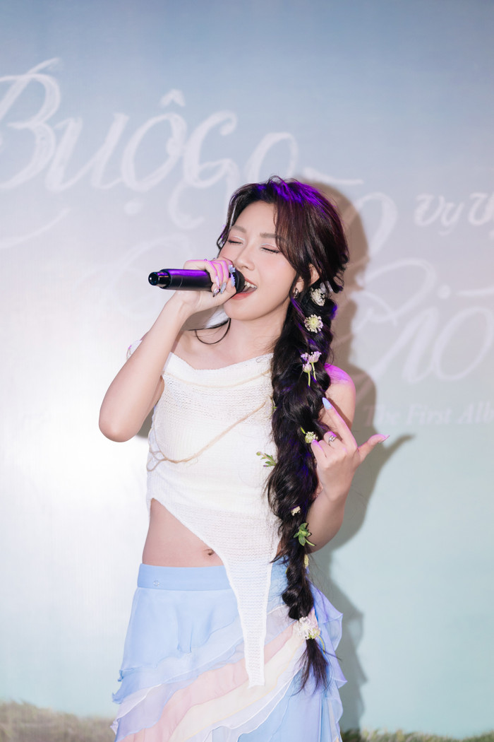 Vy Vy hứa hẹn sẽ là nhân tố tiềm năng, đầy màu sắc âm nhạc của làng nhạc Việt.