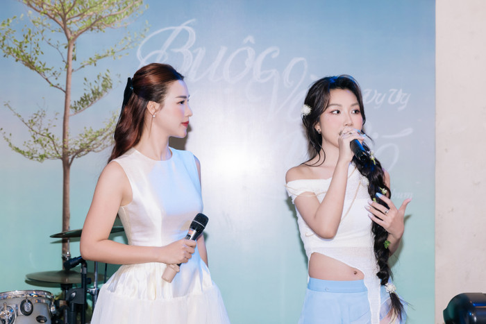 Nữ ca sĩ cảm thấy hạnh phúc, biết ơn khi luôn được gia đình, bạn bè và cả những người tiền bối giúp đỡ trên con đường làm nghề. 