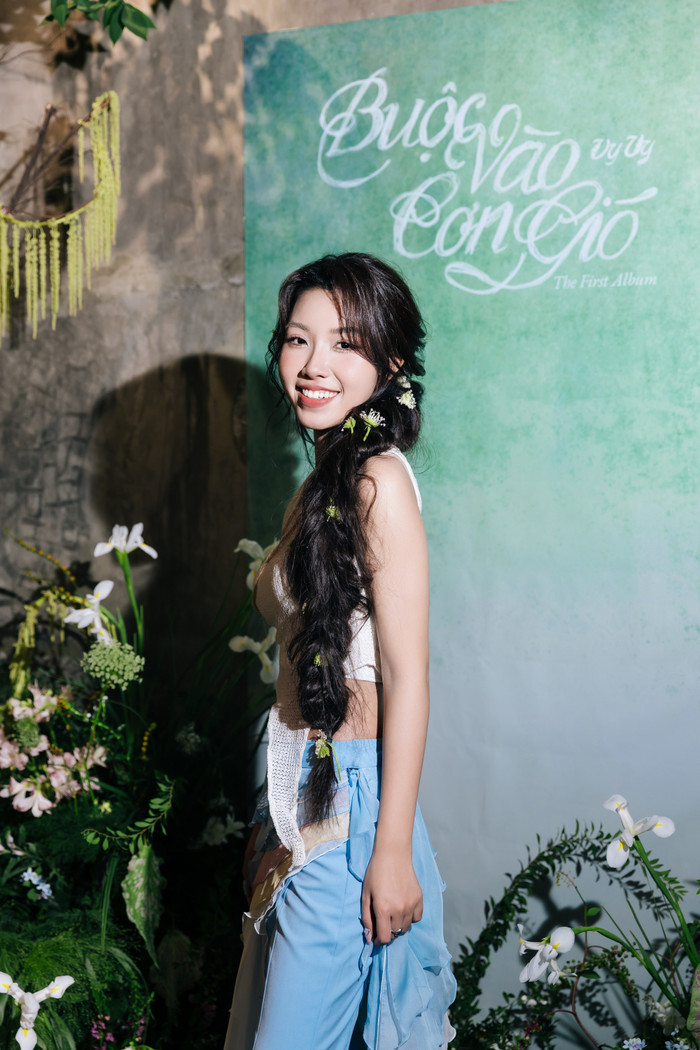 Ca sĩ Vy Vy - chủ nhân ca khúc Bồng Bềnh Bồng Bềnh của Nam Em tại The Heroes - Thần Tượng Đối Thần Tượng phiên bản Idol Camp. 