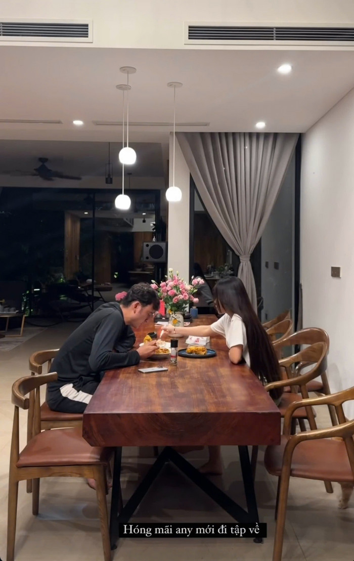 Vợ thủ môn Đặng Văn Lâm vui khi được chăm chút từng bữa cơm nhà. Yến Xuân chờ Văn Lâm trở về sau những giờ tập luyện. Cặp đôi dành thời gian ăn tối và trò chuyện cùng nhau. 