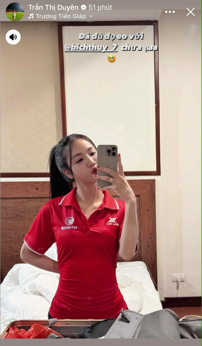 'Hoa khôi' tuyển nữ Việt Nam sở hữu đường vòng eo nhỏ xíu, thách thức 'đọ eo' với tiền vệ Bích Thuỳ. 