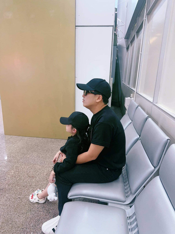 Trường Giang, Nhã Phương dẫn con gái chạy show, ái nữ bé nhỏ không rời chân bố Ảnh 2