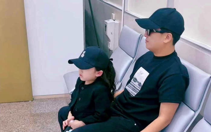 Trường Giang, Nhã Phương dẫn con gái chạy show, ái nữ bé nhỏ không rời chân bố Ảnh 2