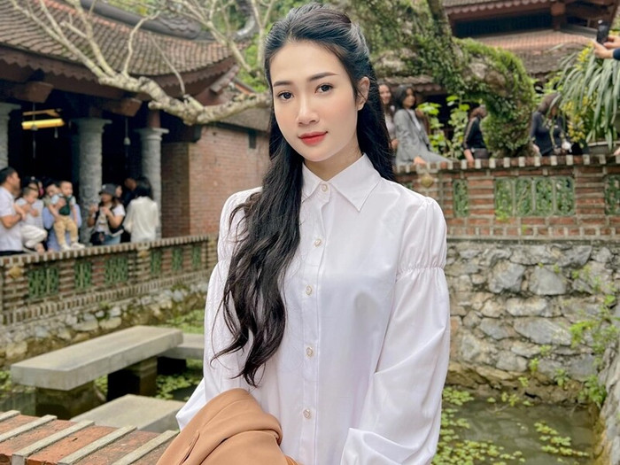 Sở hữu vẻ đẹp tự nhiên, Thanh Huế lựa chọn phong cách kín đáo, thanh lịch và đơn giản. 