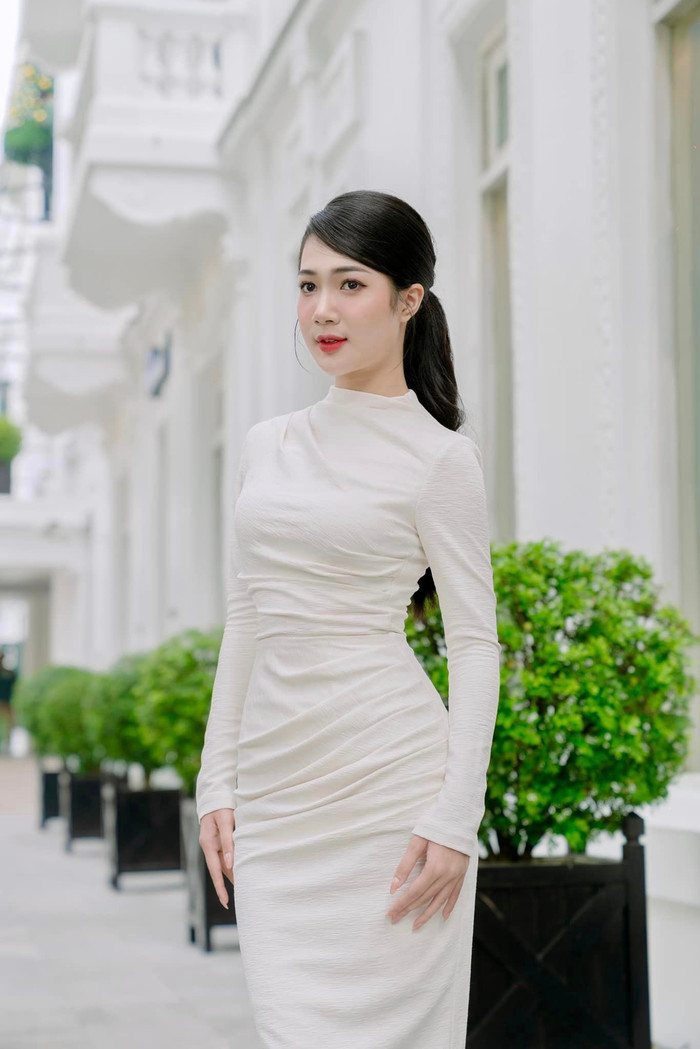 Những bộ váy ôm bó sát, kín đáo được nữ diễn viên Độc đạo đặc biệt yêu thích. 