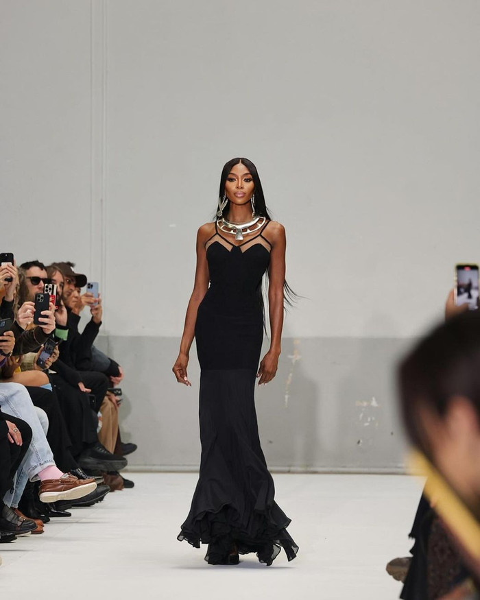 Naomi Campbell xuất hiện trên sàn diễn thời trang sau khi dính tin đồn ăn chặn tiền từ thiện.