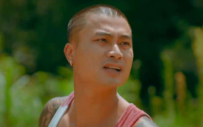 Mái tóc cạo trọc, được tạo kiểu lạ mắt của Duy Hưng trong Độc Đạo.