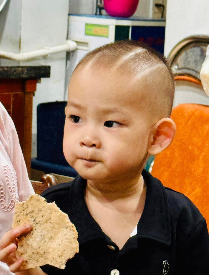 Nhóc tỳ nhà sao Việt 'chơi lớn' cạo đầu giống Duy Hưng trong Độc Đạo, danh tính gây bão Ảnh 2