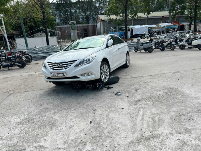Phụ huynh điều khiển ô tô vào sân trường tông trúng một học sinh. Ảnh: báo Giao Thông