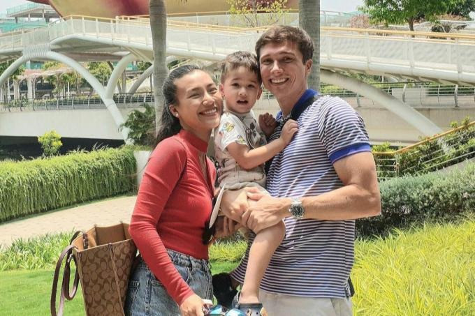 Hoàng Oanh cảm thấy có lỗi khi không cho con trai một gia đình trọn vẹn. 