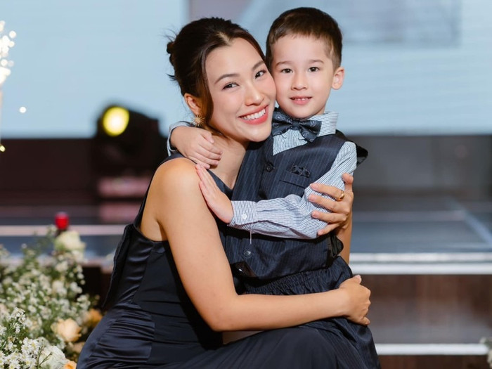 Hoàng Oanh và con trai. 