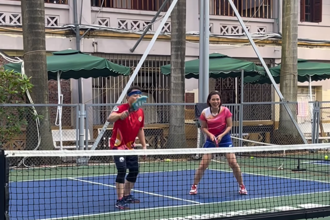 Shark Bình được cho là chưa tập đúng kĩ thuật chơi pickleball. Ảnh: Sưu tầm