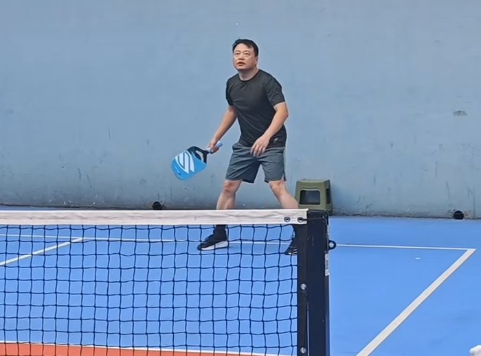 Shark Bình trở nên thuần thục hơn khi thuê thầy dạy chơi pickleball. Ảnh: Sưu tầm