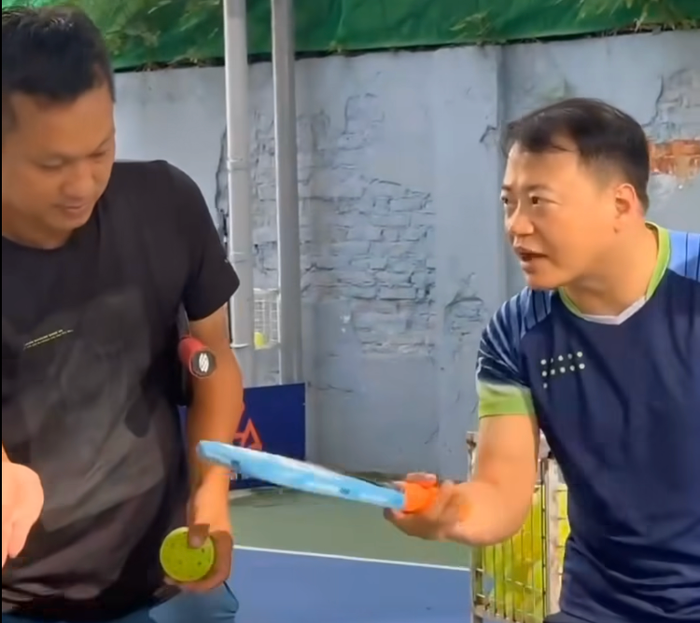 Shark Bình tập trung học chơi pickleball. Ảnh: Sưu tầm