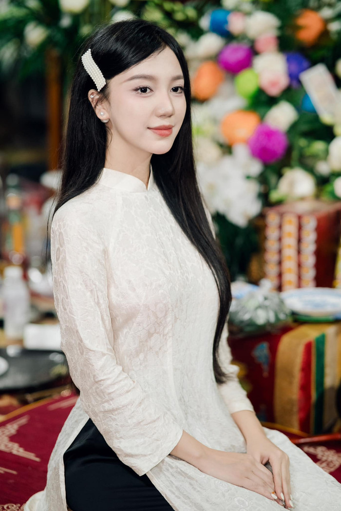 Nhan sắc xinh đẹp, nữ tính ở ngoài đời của Ngọc Ngà, nữ phụ vừa xuất hiện trong Đi giữa trời rực rỡ. 