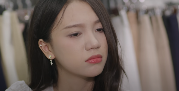 Nhân vật nữ vừa mới xuất hiện trong tập 45 phim Đi giữa trời rực rỡ hiện đang gây sốt. 