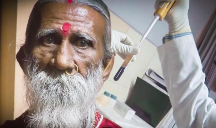 Ông Prahlad Jani là một tu sĩ nổi tiếng và thực sự không ăn uống gì trong suốt thời gian giám sát.