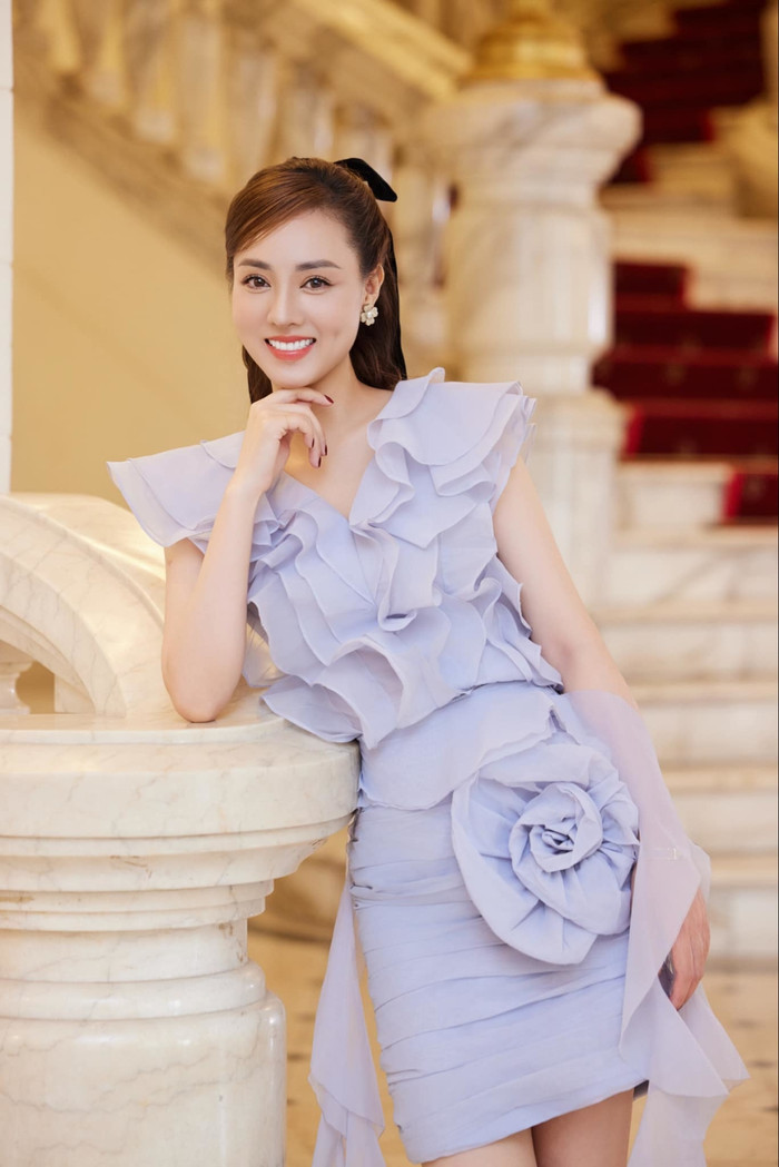 Vợ Công Lý khoe nhan sắc sau hơn 1 tuần sửa mũi, được một người bạn hài hước nhận xét trông giống diễn viên Việt Anh.