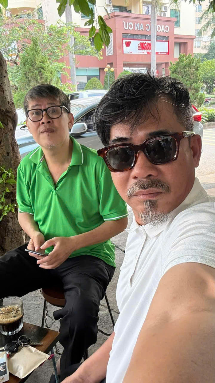 Đạo diễn Trung Lùn gặp gỡ hỏi thăm sức khoẻ Phước Sang.