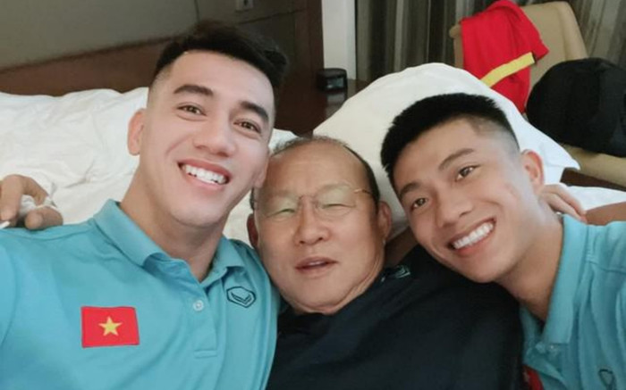 Bùi Tiến Dũng, Tiến Linh chúc mừng sinh nhật của HLV Park Hang Seo Ảnh 2