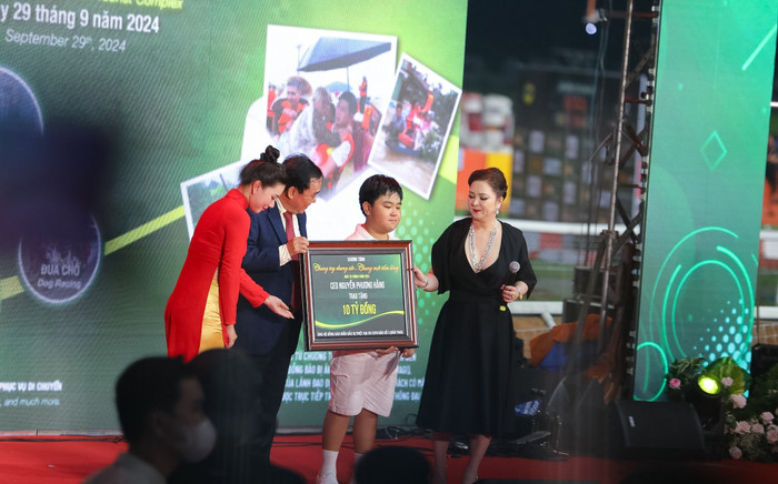 Bà Nguyễn Phương Hằng tiếp tục ủng hộ đồng bào 10 tỷ đồng, vĩnh viễn không livestream Ảnh 2