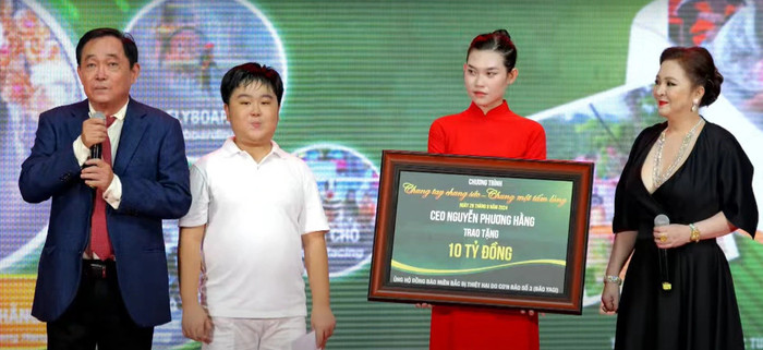 Bà Hằng và ông Dũng 'lò vôi' nói sẽ ủng hộ 10 tỉ đồng cho người dân bị thiên tai tại miền Bắc trong buổi livestream ngày 29/9 vừa qua Ảnh: B.S.