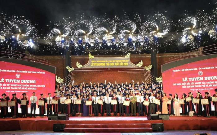 Hà Nội tuyên dương 100 Thủ khoa tốt nghiệp xuất sắc chào mừng 70 năm giải phóng Thủ đô Ảnh 2