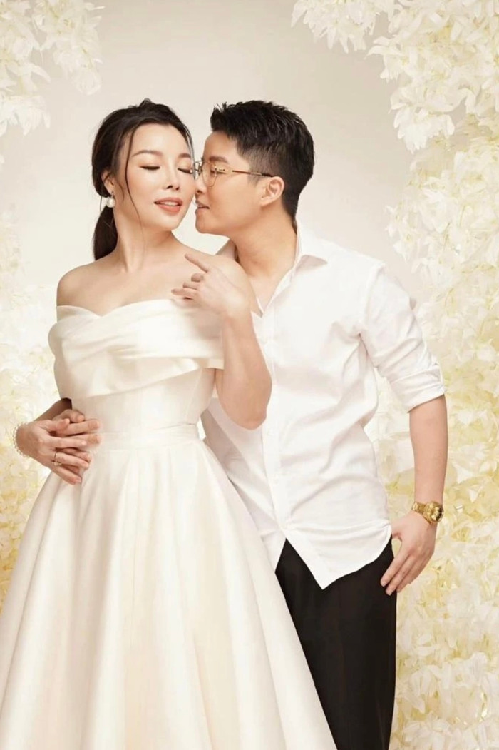 Tú Lơ Khơ và vợ hơn 21 tuổi.