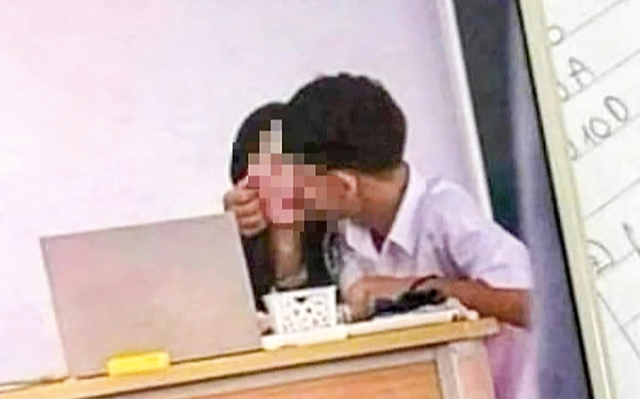 Nữ giáo viên có cử chỉ thân mật với học sinh (Ảnh cắt từ video)
