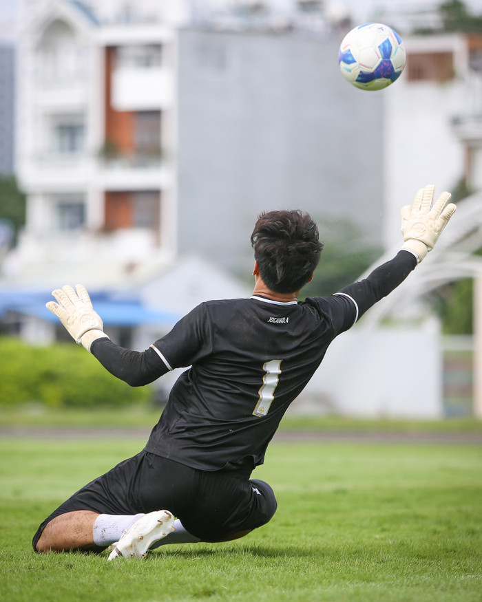 Thủ môn Bùi Tiến Dũng đã bắt bóng như siêu nhân, khiến ai xem cũng phải vỗ tay khen ngợi. Ảnh: CLB TPHCM